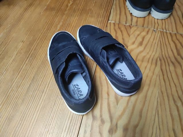 Zapatilla deportiva con velcro