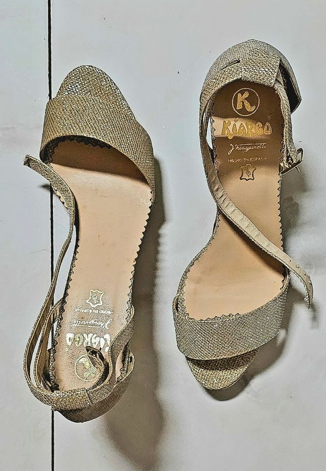 Tacones dorados