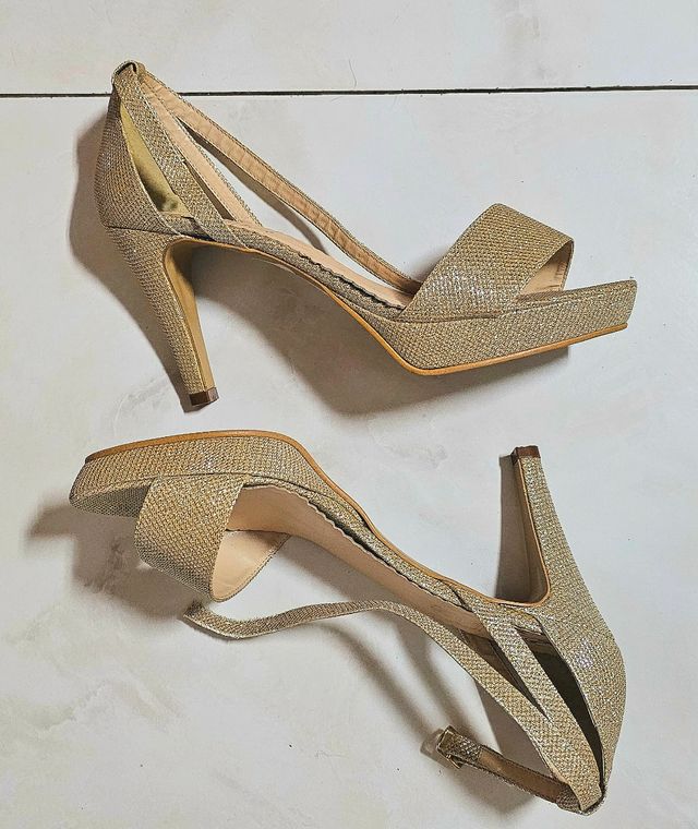 Tacones dorados