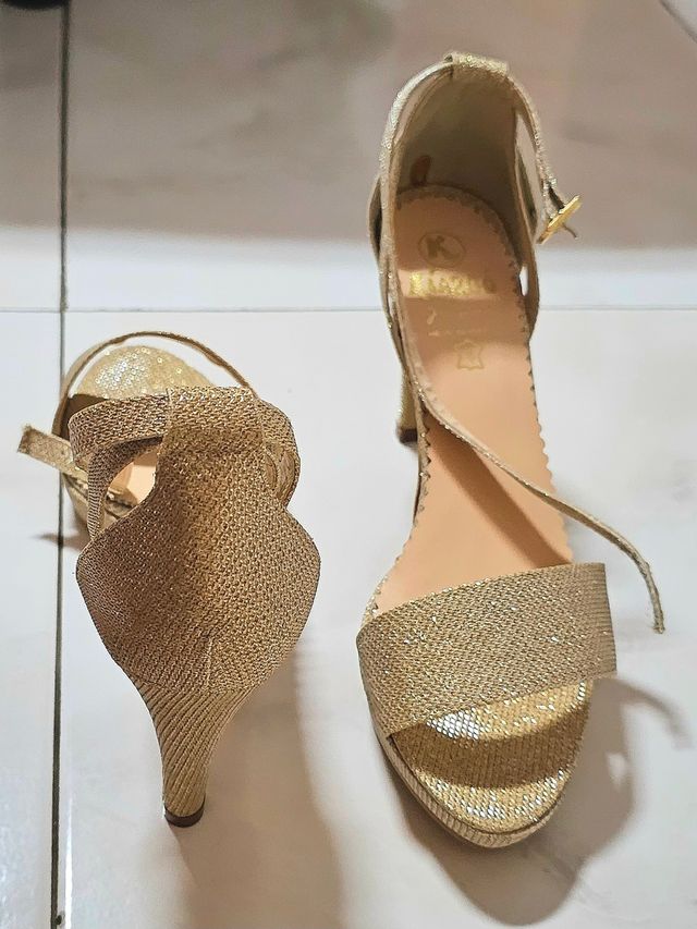 Tacones dorados