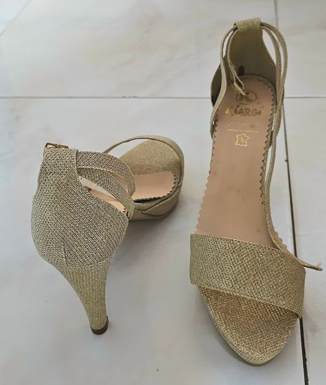 Tacones dorados