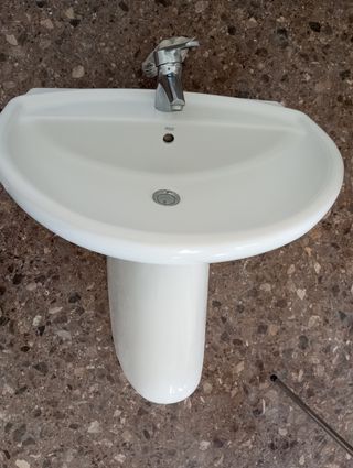 Pila Roca colgada con grifo y tirantes