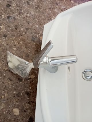 Pila Roca colgada con grifo y tirantes