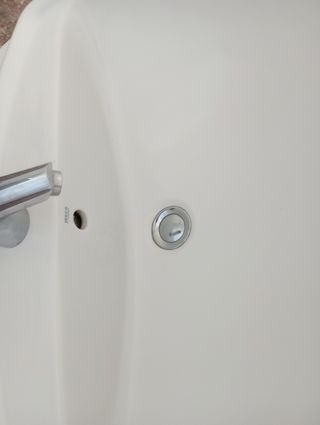 Pila Roca colgada con grifo y tirantes