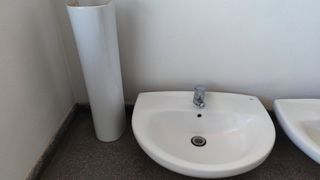 Un grifo Roca  con su lavabo