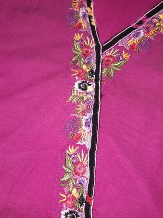 Vestido con flores bordadas