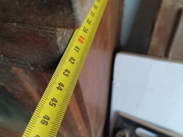 Aparador antiguo con 2 puertas acristaladas