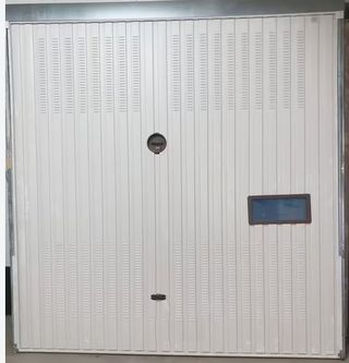 PORTON BATIENTE CON VENTANA DE BOMBERO (P-2040)