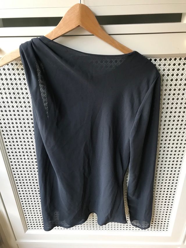 Top gasa asimetrico gris petroleo Victoria