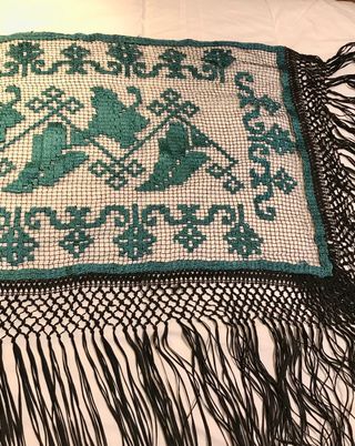 Scialle antico in filet nero ricamato