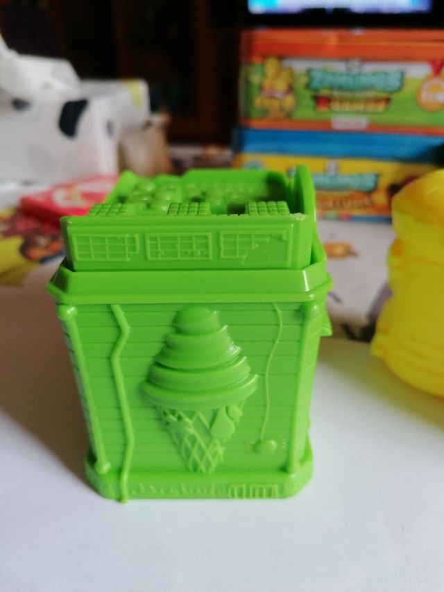 Zomlings heladería y cápsulas vale para superzings