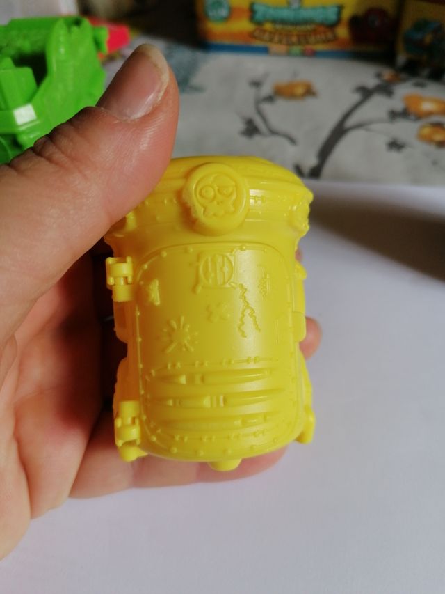 Zomlings heladería y cápsulas vale para superzings