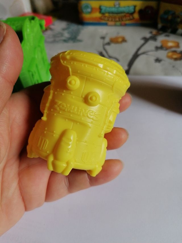 Zomlings heladería y cápsulas vale para superzings