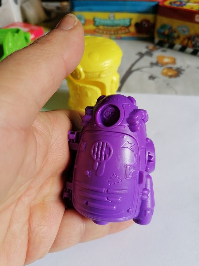 Zomlings heladería y cápsulas vale para superzings