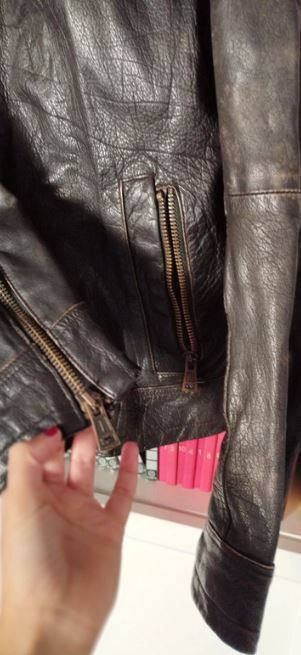 Cazadora estilo motera cuero Zara