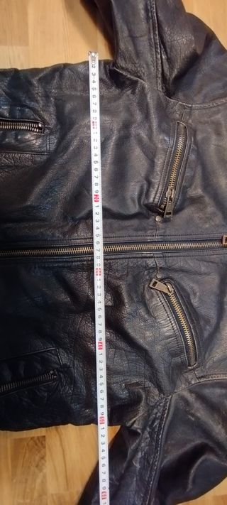 Cazadora estilo motera cuero Zara