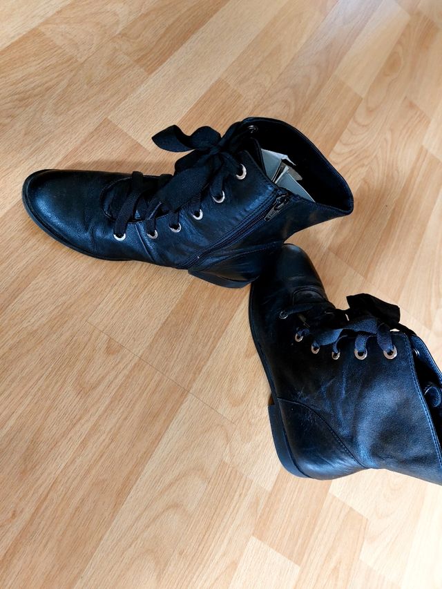 Botines de Zara Girls.Totalmente de piel.N°39
