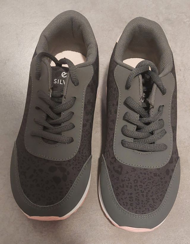 A ESTRENAR ZAPATILLAS NIÑA