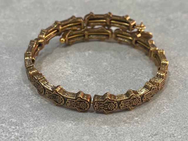 Pulseras doradas firma.