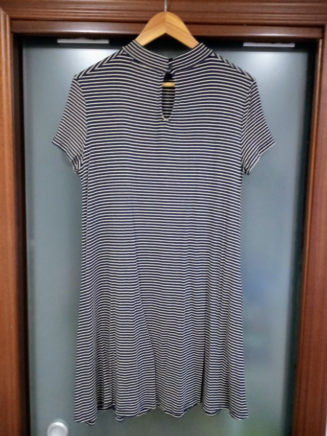 Vestido corto, manga corta.