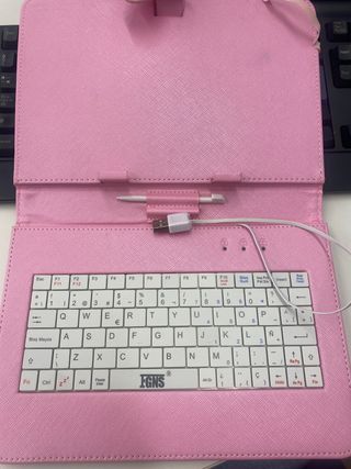 Funda de tablet pequeña con teclado