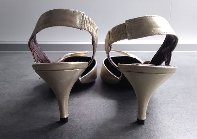 Zapato 38 dorado tacón