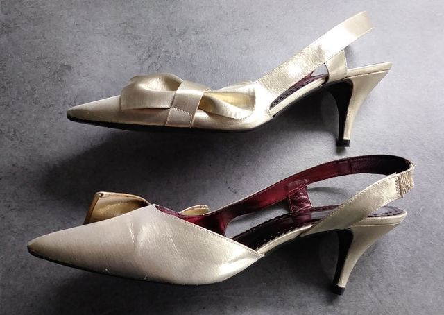 Zapato 38 dorado tacón