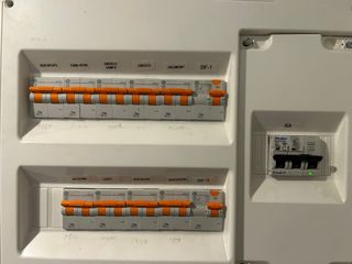 Lampista - (electricista y fontanero).