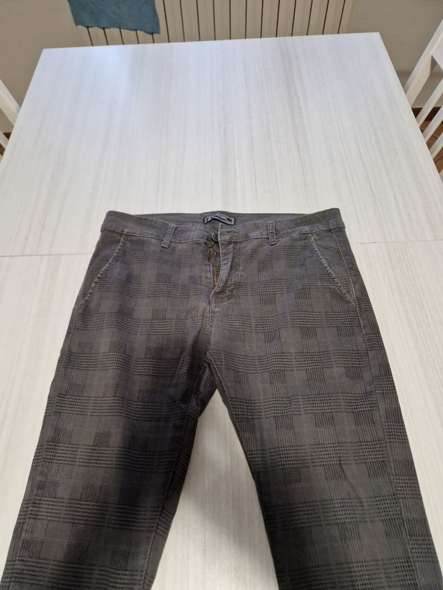 Pantalone grigio con motivo