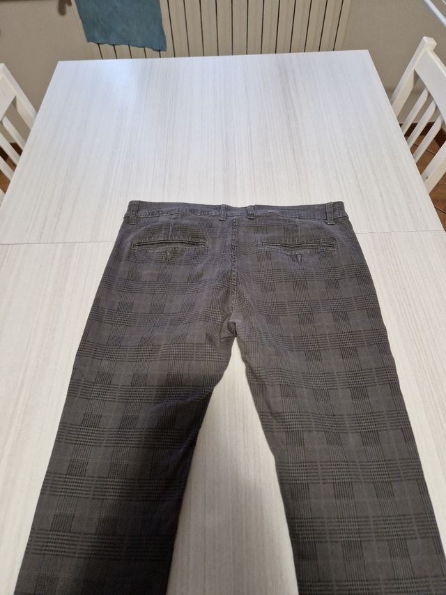 Pantalone grigio con motivo
