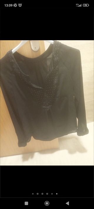 Blusa negra de manga larga.