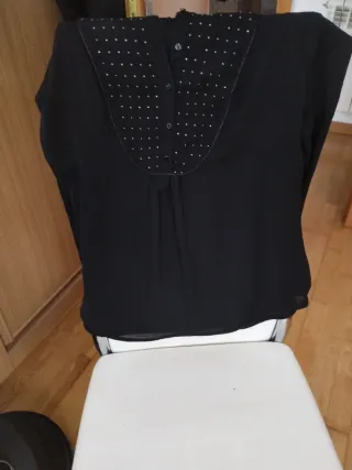 Blusa negra de manga larga.