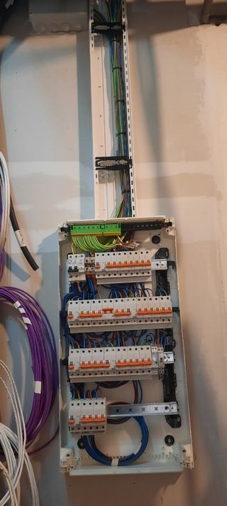 ELECTRICISTA Y PINTOR