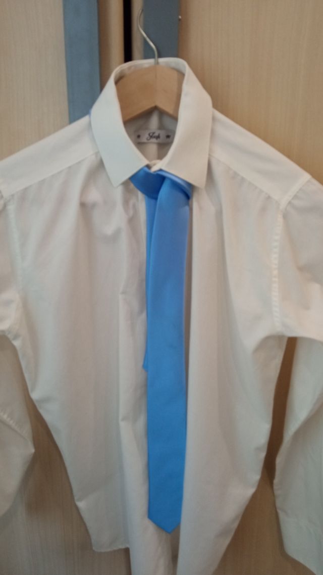 Camisa blanca de vestir juvenil