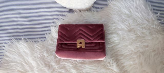 Bolso rosa de terciopelo
