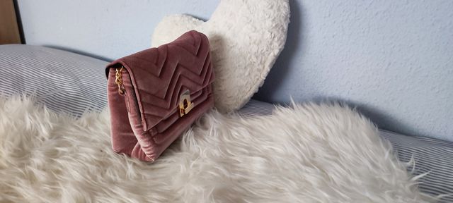 Bolso rosa de terciopelo