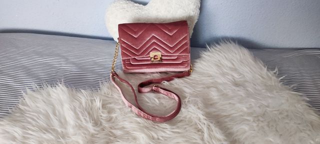 Bolso rosa de terciopelo