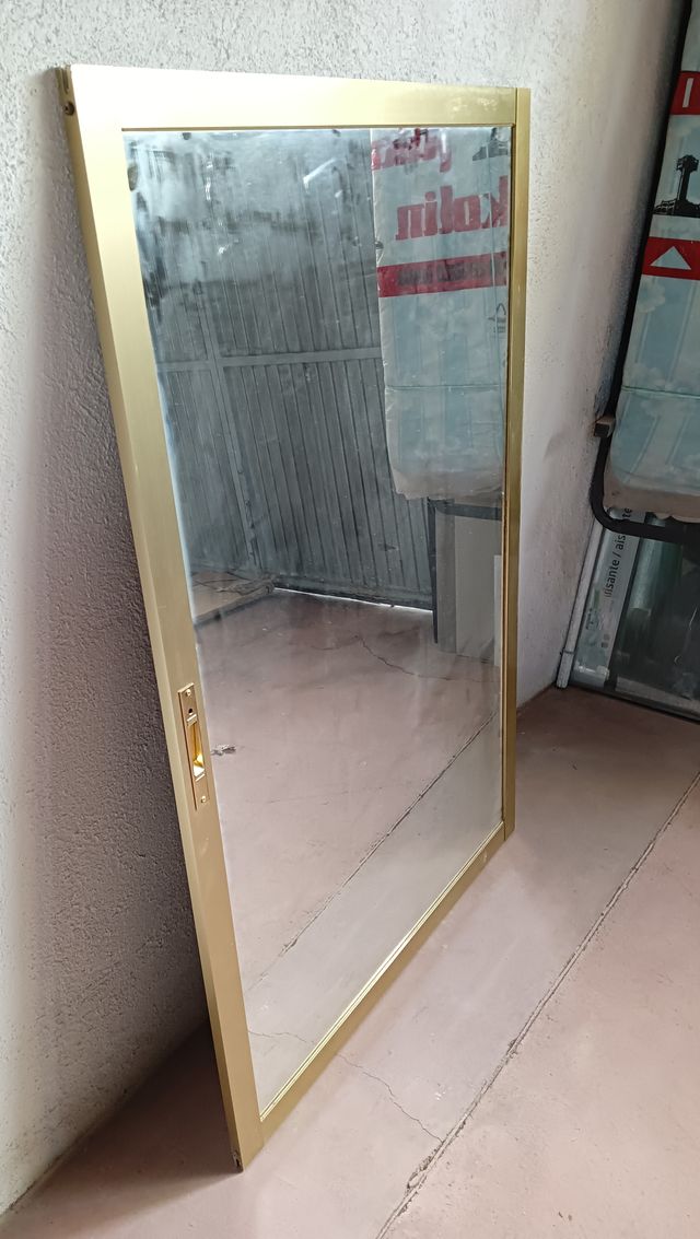 UNA HOJA CORREDERA CON ESPEJO