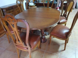 Mesa y sillas antiguas