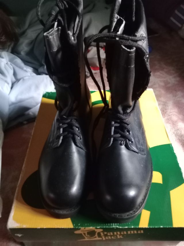 unas botas de militar nuevas del número 41