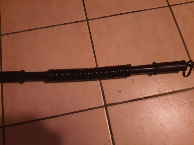 Manubrio a molla per pettorali e braccia