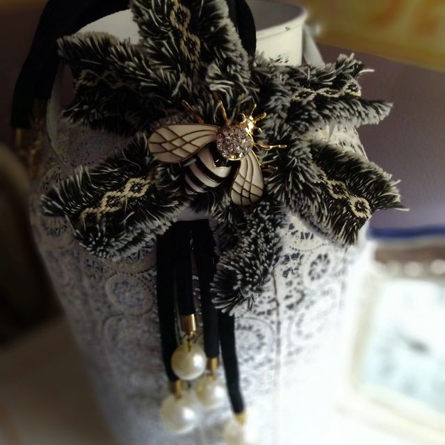 Spilla con collana di tessuto