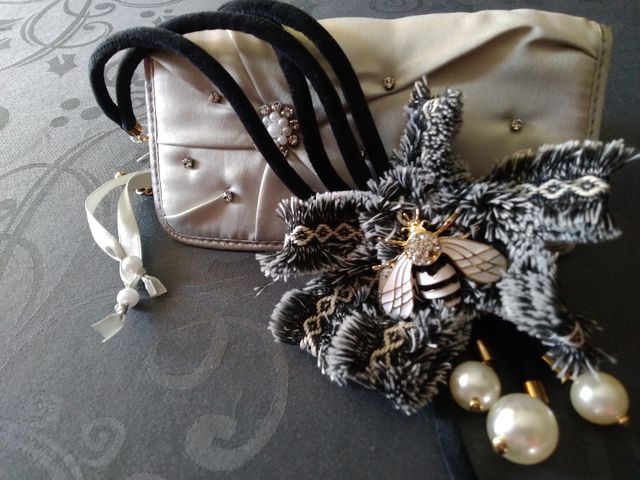 Spilla con collana di tessuto