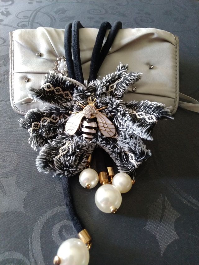 Spilla con collana di tessuto