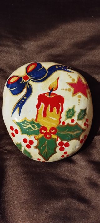 Sasso in tema natalizio dipinto a mano