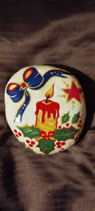 Sasso in tema natalizio dipinto a mano