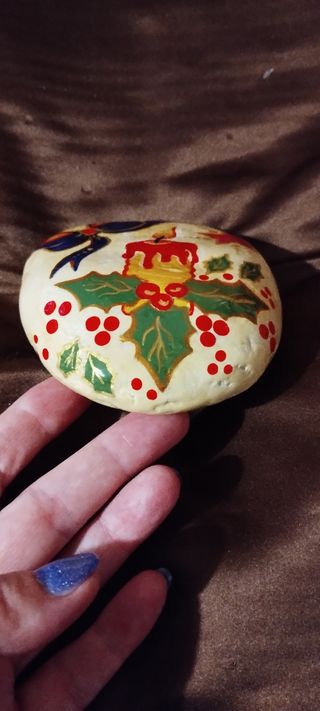 Sasso in tema natalizio dipinto a mano