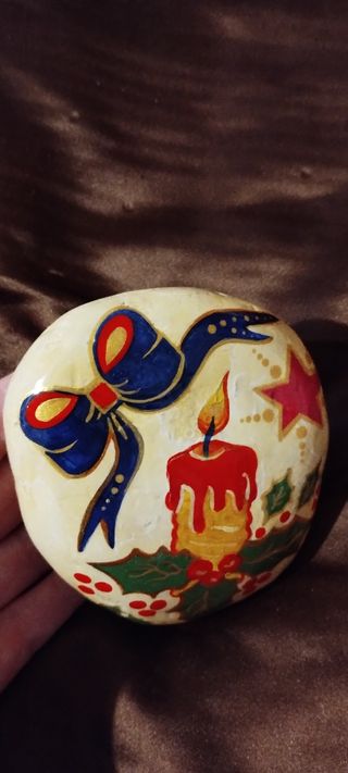 Sasso in tema natalizio dipinto a mano