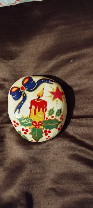 Sasso in tema natalizio dipinto a mano