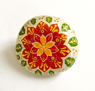 Sasso floreale rosso su sfondo avorio